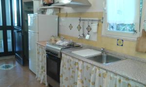 Kuchyňa alebo kuchynka v ubytovaní Casa sul Mare vicino Marzamemi