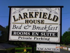 un letrero para una casa alatable bed and breakfast en una calle en Larkfield House B&B en Killarney