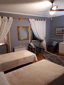 - une chambre avec deux lits et un canapé dans l'établissement Guesthouse Juric, à Skradin