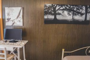TV a/nebo společenská místnost v ubytování Trulli-eu Guesthouse Alberobello