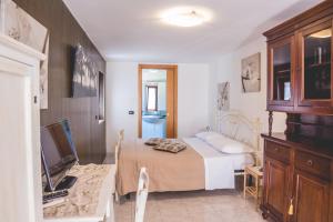 TV a/nebo společenská místnost v ubytování Trulli-eu Guesthouse Alberobello