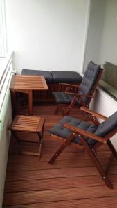 a balcony with two chairs and a table and a bench at Mehr Meer geht nicht in Sierksdorf