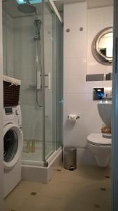 łazienka z pralką i toaletą w obiekcie No.1 Apartments - Kołobrzeg Beach Centrum w Kołobrzegu +22 zdjęcia