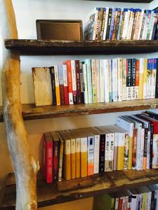 a book shelf filled with lots of books at il Piccolo Polpo Hotel in Nanwan