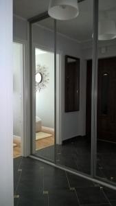 Pokój z dużym lustrem w pokoju w obiekcie No.1 Apartments - Kołobrzeg Beach Centrum w Kołobrzegu