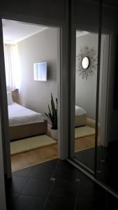 Łóżko lub łóżka w pokoju w obiekcie No.1 Apartments - Kołobrzeg Beach Centrum