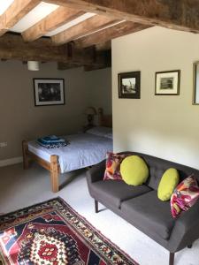 Кровать или кровати в номере Woodmill Farm Apartment
