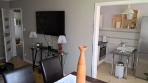 Telewizja i/lub zestaw kina domowego w obiekcie No.1 Apartments - Kołobrzeg Beach Centrum