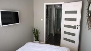 Łóżko lub łóżka w pokoju w obiekcie No.1 Apartments - Kołobrzeg Beach Centrum