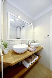 Ένα μπάνιο στο Porat Apartment +41 φωτογραφίες