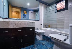 A bathroom at Apartamento San Juan de los Reyes Még 21 kép