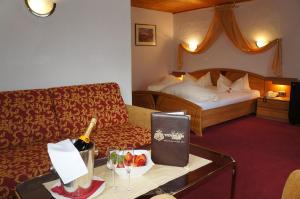 Łóżko lub łóżka w pokoju w obiekcie Beauty & Wellness Hotel Tirolerhof