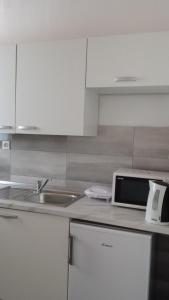 Kuchyň nebo kuchyňský kout v ubytování Apartment Dinko
