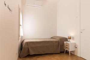 una piccola camera con letto e comodino di Treviso modern TOP fittings a Treviso