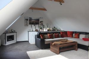 a living room with a couch and a coffee table at Ferienwohnung zum Nordlicht in Bassum