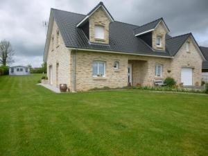 a house with a large yard with green grass at Maison de Charme de La Biette in Bayenghem-lès-Seninghem