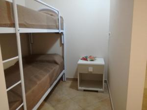 バレストラーテにあるDimora in Piazza 88の小さなお部屋で、二段ベッド1組、サイドテーブルが備わります。