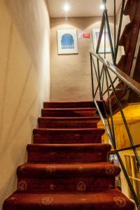 eine Treppe in einem Gebäude mit einem Bild an der Wand in der Unterkunft Hotel Locanda Ca' Foscari in Venedig