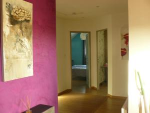 a room with a pink wall and a hallway at Maison de Charme de La Biette in Bayenghem-lès-Seninghem +13 photos