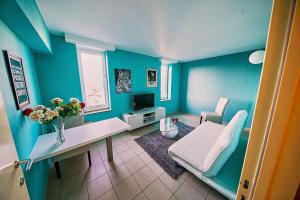 アントワープにあるRenovated Apartment in Antwerp city centerの青い部屋(ベッド1台、デスク付)