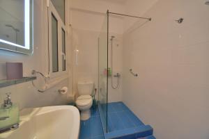 A bathroom at Oasis veranda under columns.Kolonaki embassy area. Még 16 kép