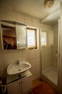 Kopalnica v nastanitvi Apartments and Holiday Home Grohar