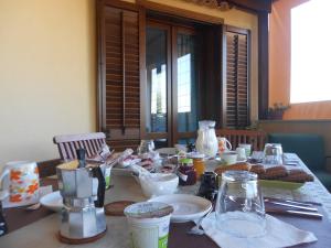 een tafel met eten en drinken erop bij B&B Verdeblu in Valderice