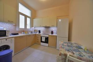 A kitchen or kitchenette at Oasis veranda under columns.Kolonaki embassy area.