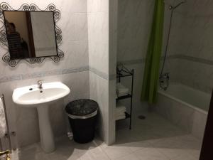 La salle de bains est pourvue d'un lavabo, d'un miroir et d'une douche. dans l'établissement Downtown PORTO SE, à Porto