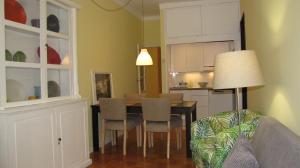 eine Küche und ein Esszimmer mit einem Tisch und Stühlen in der Unterkunft Foz Gardens in Porto
