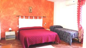 オロゼーイにあるImmerso Nel Verdeのベッドルーム1室(ベッド1台、椅子付)