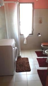 オロゼーイにあるImmerso Nel Verdeのバスルーム(トイレ付)、窓が備わります。