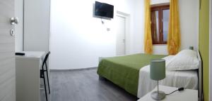 um quarto com uma cama e uma televisão em L'angolo di Nina em Vasto