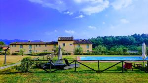 Bazén v ubytování SunnySide Pool and relax in Lucca hills nebo v jeho okolí