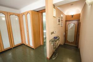 einen Flur mit Holzböden und einen Flur mit Tür in der Unterkunft Chic House in Bologna