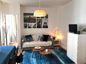 a living room with a couch and a table at Appartement cœur de la bastille in Paris