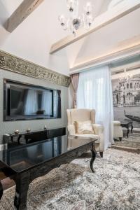salon ze stołem i telewizorem w obiekcie Luxury Apartments - Wroclaw Old Town - Wrocław Rynek we Wrocławiu