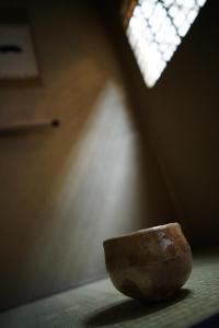 - un bol assis dans le coin d'une pièce avec fenêtre dans l'établissement Ryokan Tori, à Kyoto