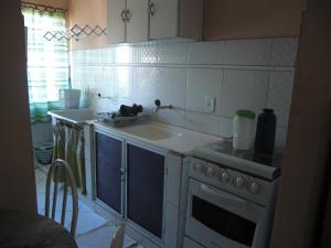Η κουζίνα ή μικρή κουζίνα στο Residencial Luanda