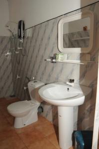 希卡杜瓦的住宿－撒瑪娜拉花園度假屋，一间带水槽、卫生间和镜子的浴室