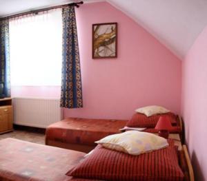 Łóżko lub łóżka w pokoju w obiekcie U Schabińskiej - Pokoje Gościnne