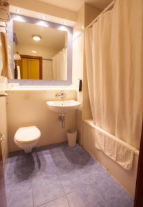 アリカンテにあるカンパニール アリカンテのバスルーム(洗面台、トイレ、鏡付)