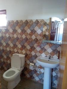 un bagno con un water e un lavandino di Sunstyle Mirissa Guest House a Mirissa