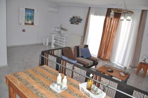 sala de estar con sofá y mesa en Your Home en Athens