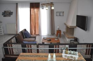 un soggiorno con divano e tavolo di Your Home ad Atene