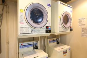 京都市にあるホテル法華クラブ京都の店内に3台の洗濯機が展示されている +46枚の写真