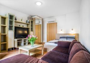ブダペストにあるLovely Corvin Apartmentのリビングルーム(ソファ、テレビ付)