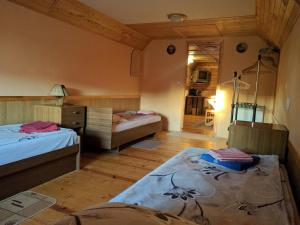 um quarto com duas camas e um quarto com um corredor em Naktsmītne Lubānā em Lubāna