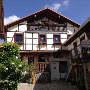 un edificio con flores en las ventanas en Ferienwohnung Dietlinde, en Bad Blankenburg