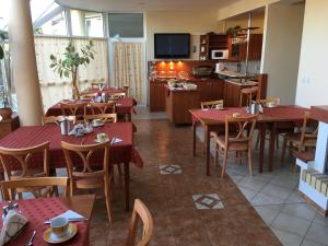 Reštaurácia alebo iné gastronomické zariadenie v ubytovaní Penzion Ajda